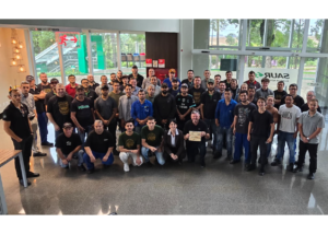 SAUR comemora com o seu time o Prêmio Kion Destaque Categoria Ouro